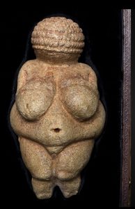 Die Venus von Willendorf im Naturhistorischen Museum Wien. (c) NHM Wien/ Lois Lammerhuber