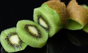 Eine aufgeschnittene Kiwi, Stichwort Obst ist gesund. (c) Pixabay.com