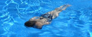 Ein Frau beim Tauchen in einem Pool, Stichwort swimmer's ear. (c) Pixabay.com