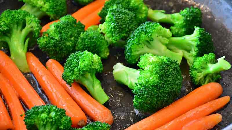 Broccoli und Karotten in einer Pfanne, Stichwort Vitamin A.
(c) Pixabay.com