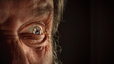 Close up: das Augen einer alten Frau. (c) AdobeStock