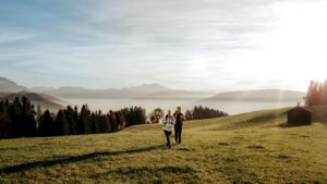 Sonnenuntergang am Gahberg in OÖ; im Hintergrund ein See und Berge. (c) Oberösterreich Tourismus GmbH/ Matthias Klugsberger