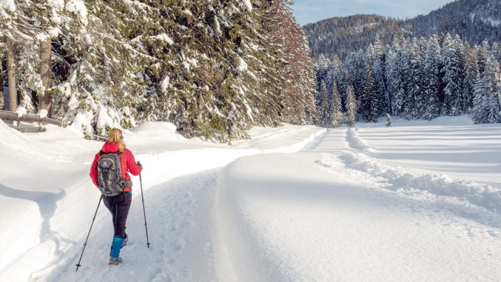 Eine Frau beim Winterwandern. (c) Wanderdörfer/ Klotz